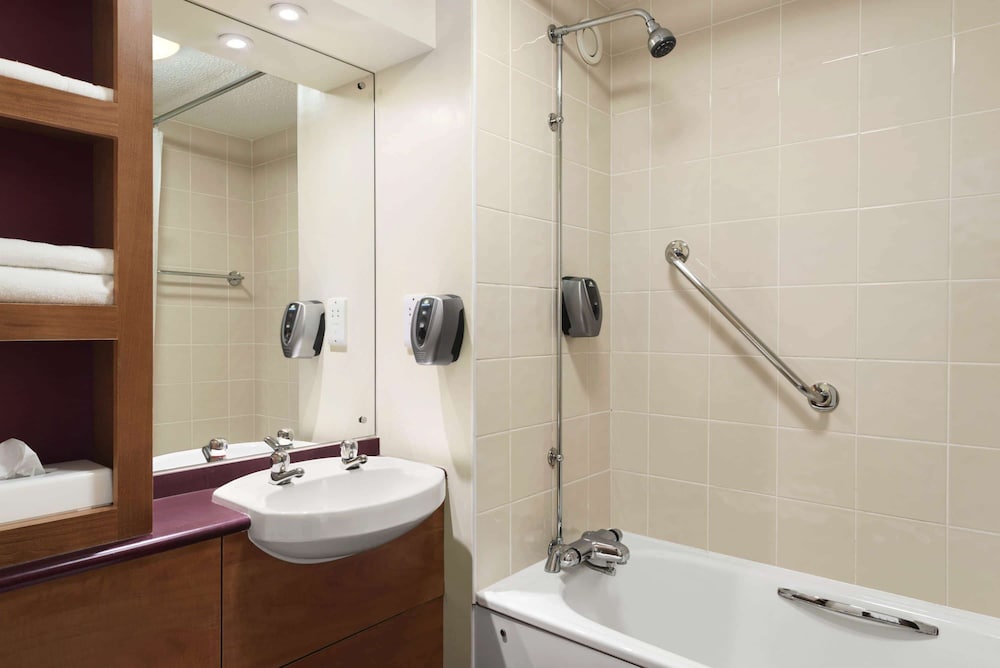Room, 1 Double Bed, Accessible - Photo 2