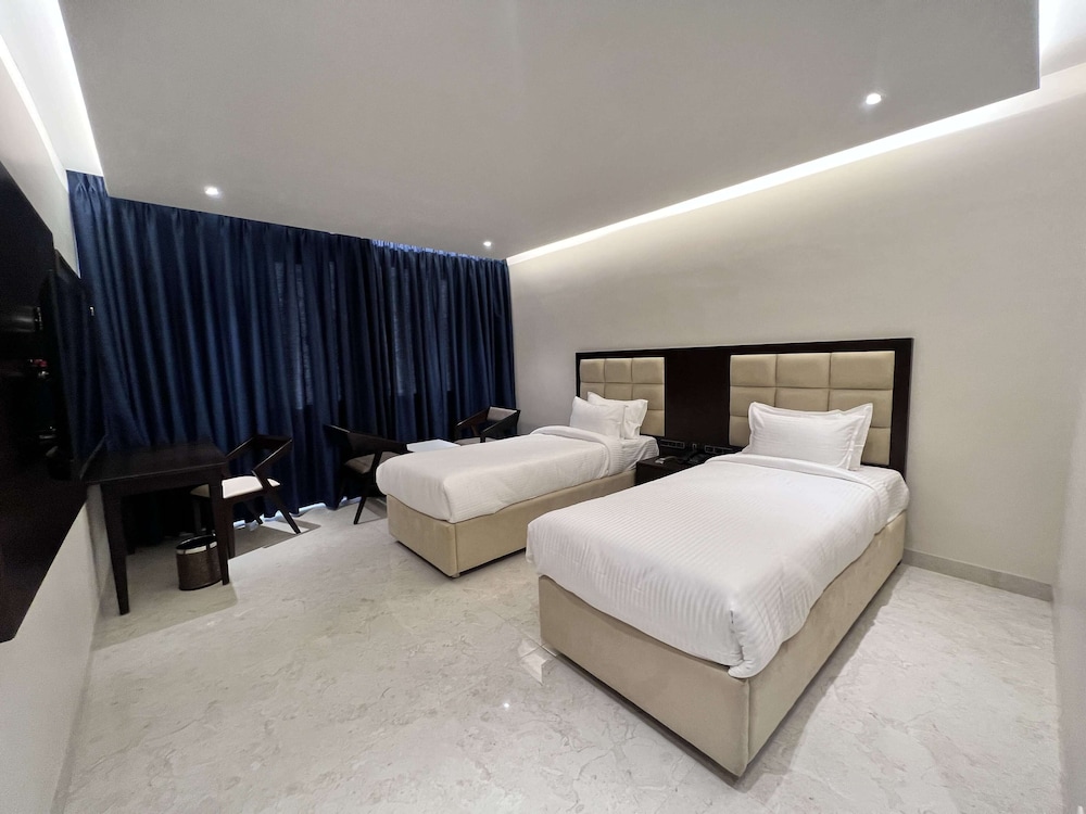 Business Room, 1 King Bed, Non Smoking, City View photo 3