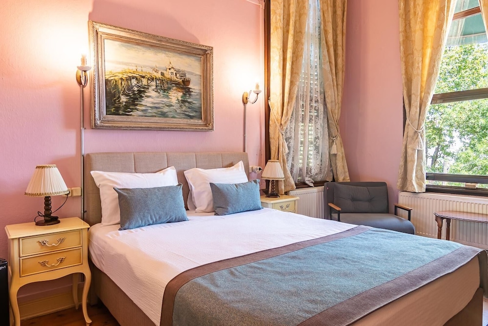 Deluxe Studio Suite, 1 Bedroom, Non Smoking, Partial Sea View
