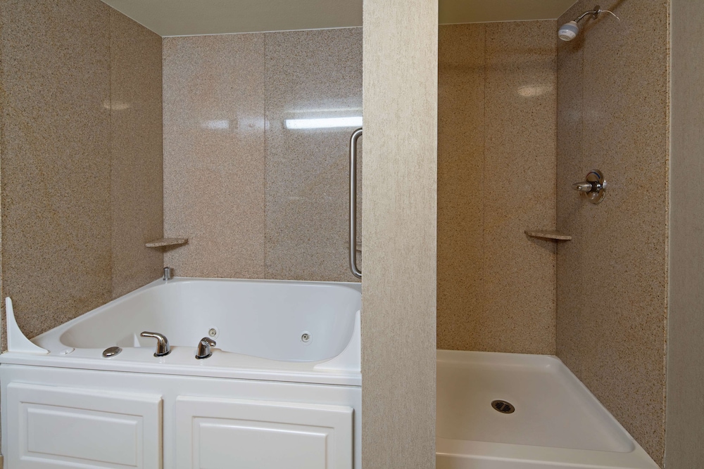 One king suite jetted tub non smoking - Photo 5
