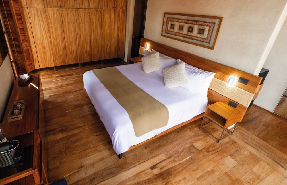 Grand Room, 1 King Bed, Courtyard View