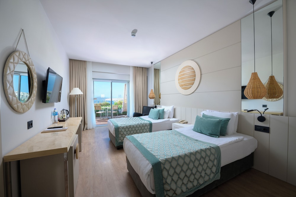Deluxe Room, 1 Double or 2 Twin Beds, Terrace, Sea View photo 3