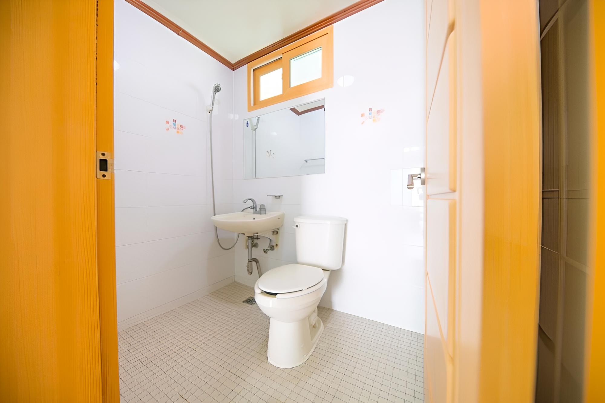 Room (305 (36m beds)) - Photo 3