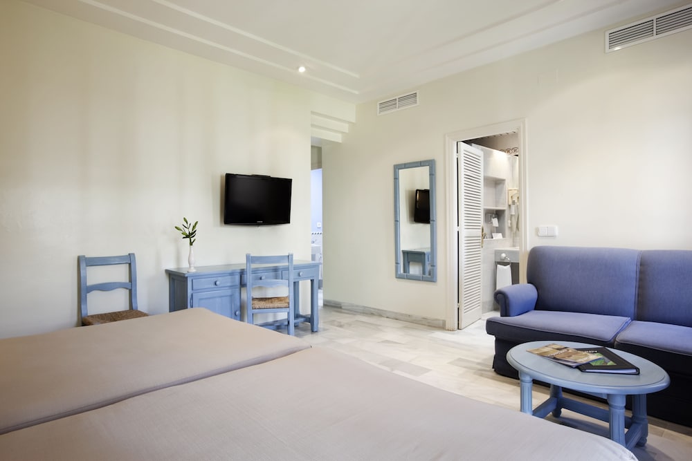 Superior Double Room (3 Adults) - Photo 4