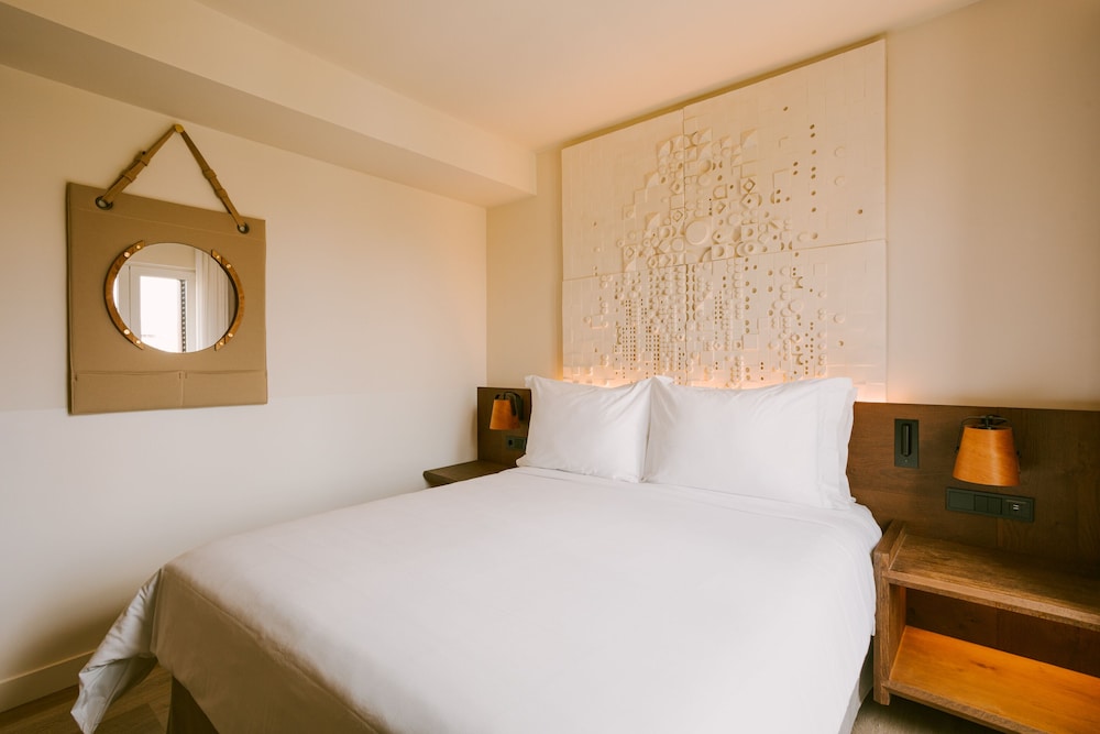 Room, 1 Queen Bed, Balcony, City View photo 3