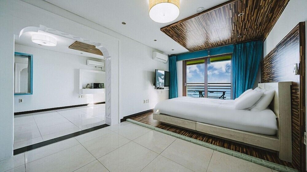 Room (Ocean View Family Room) photo 1