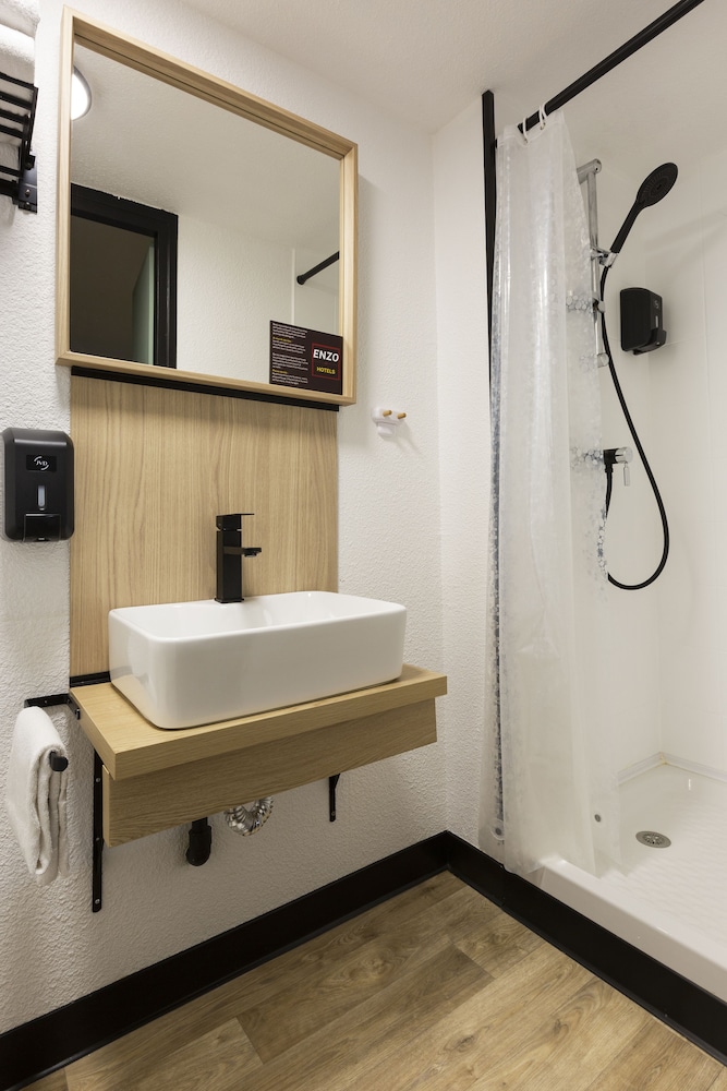 Standard Room, 2 Twin Beds - Photo 6