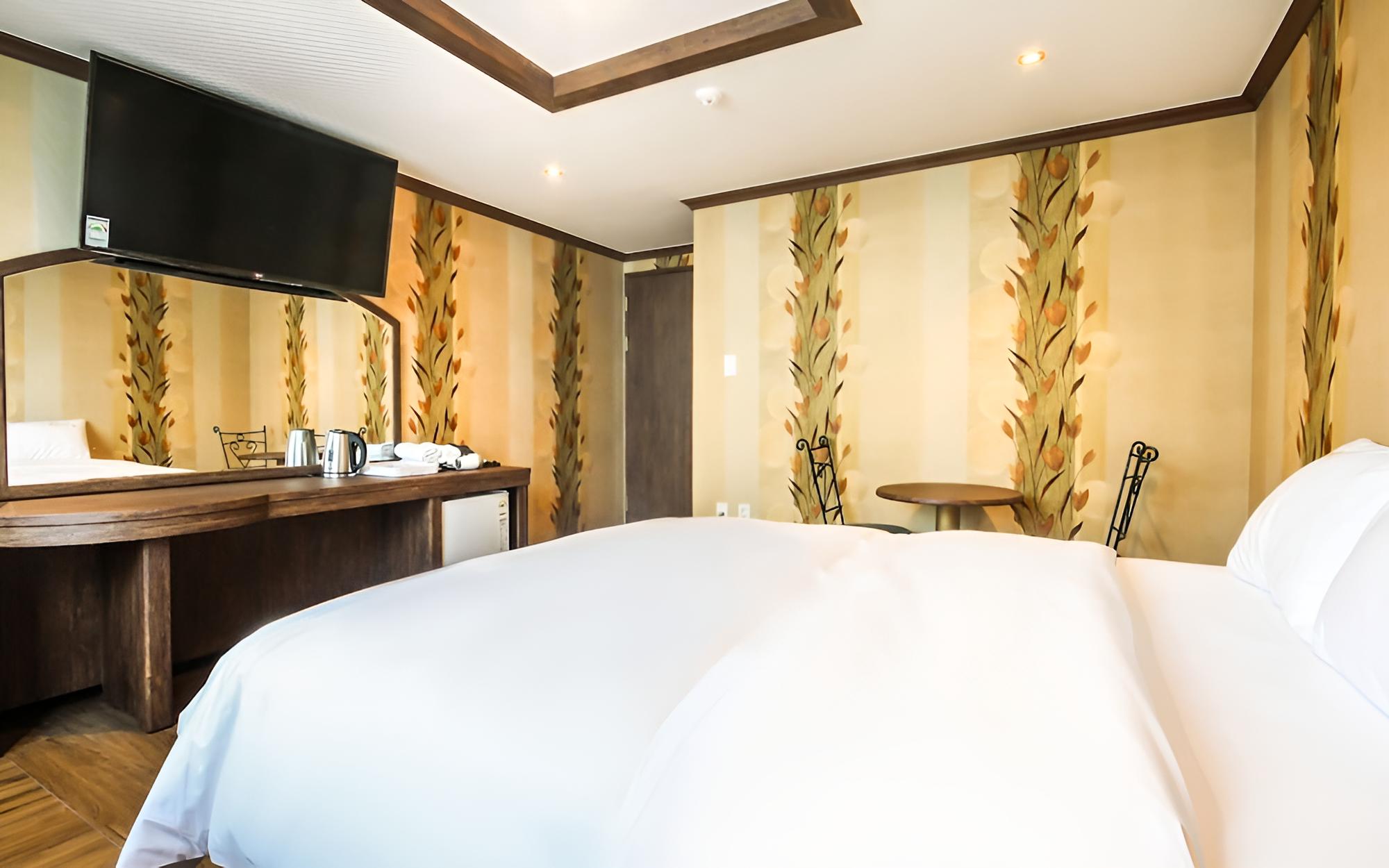 Room (Standard Room) - Photo 2