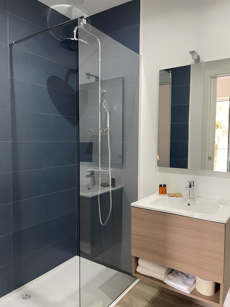 Superior Double or Twin Room, Sea View - Photo 2