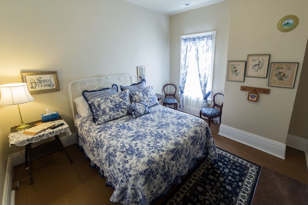 Room, 1 Queen Bed, Private Bathroom (Four)