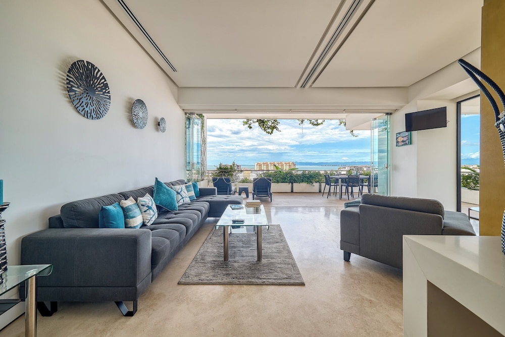 1 Bedroom Suite Corner 301