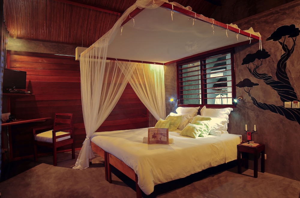 Deluxe Room, 1 King Bed, Sea Facing photo 2