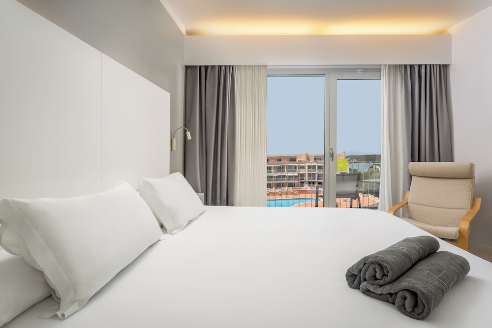 Premium Double Room Single Use, Sea View (& Pool view) - Photo 2