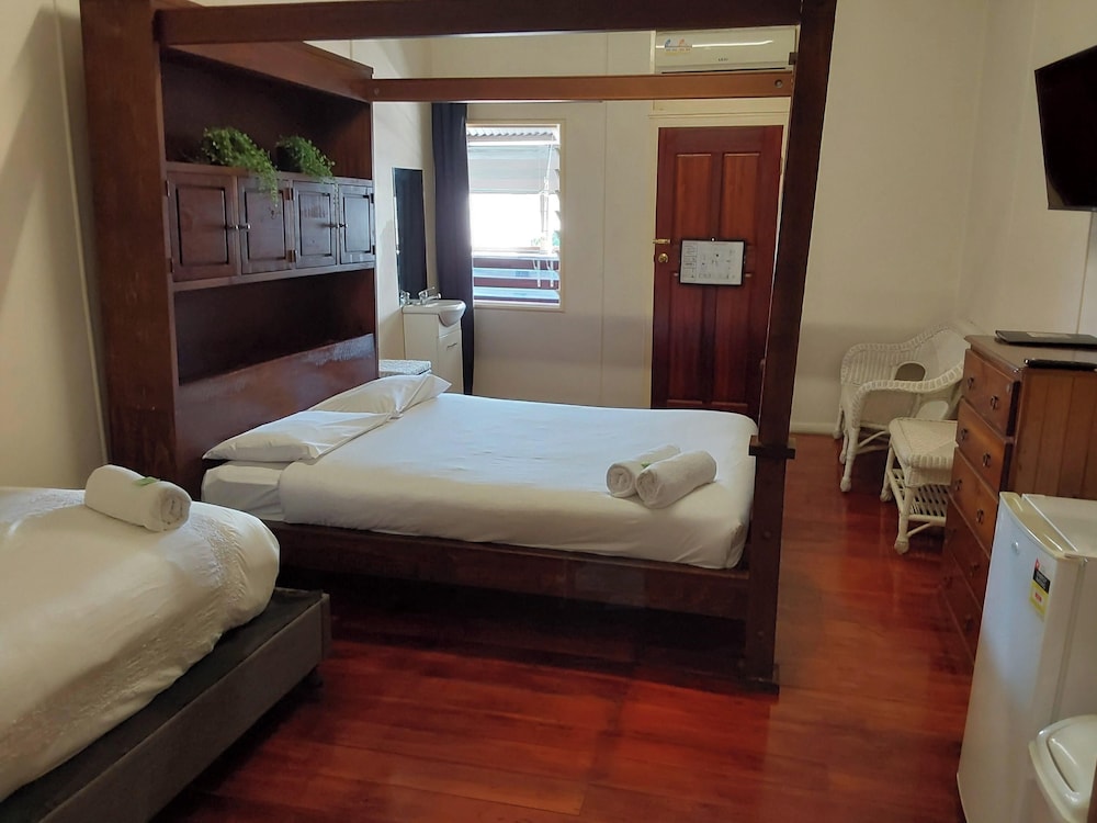 Standard Room, 1 King Bed, 1 Single Bed, Shared Bathroom