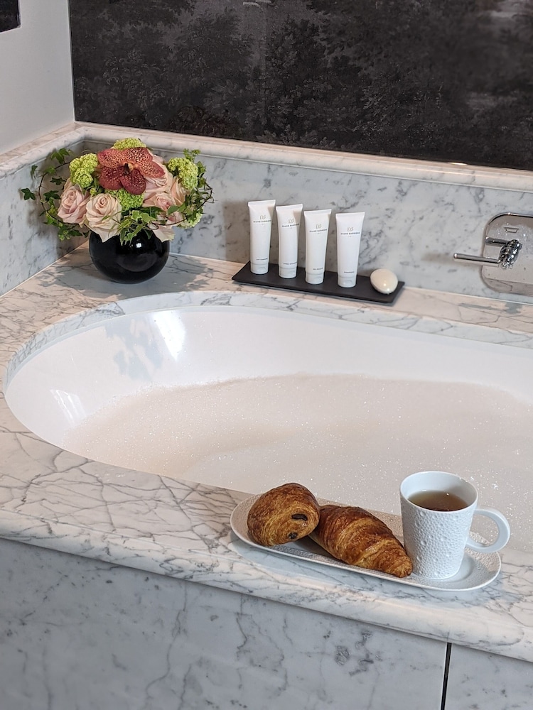 Room (Prestige, Champs Elysees) Room (Prestige, Champs Elysees)