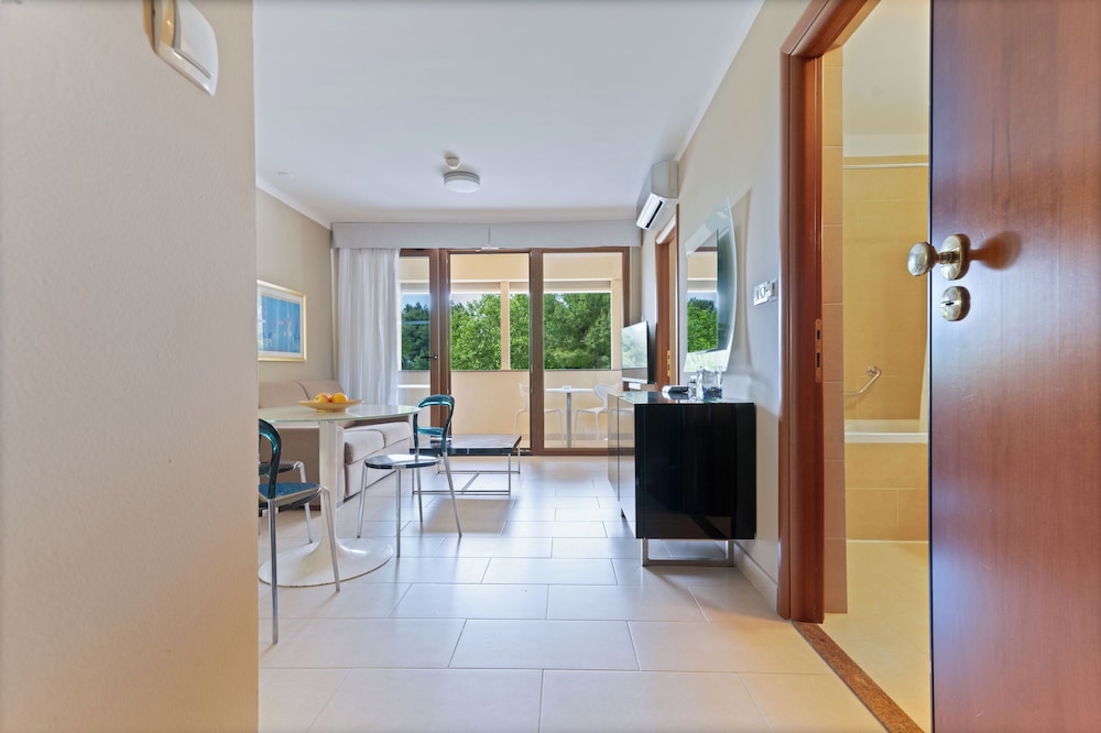Classic Apartment, 1 Bedroom, Balcony photo 2