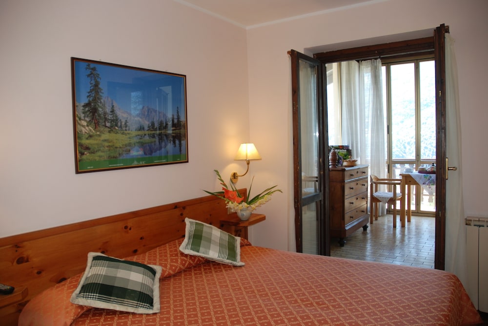 Basic Double Or Twin Room, Balcony, Mountain View photo 1