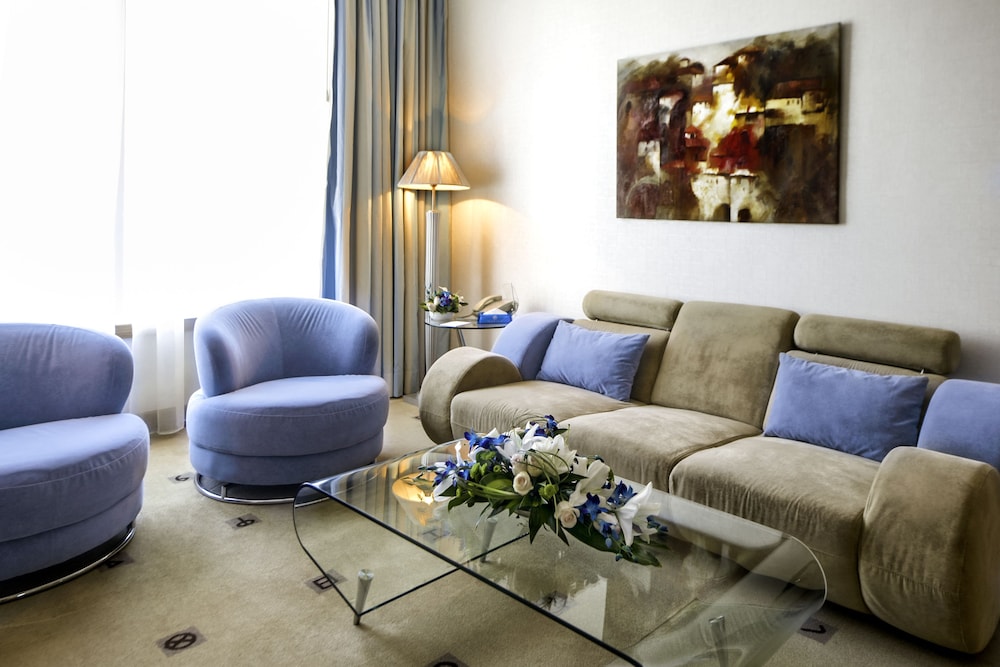 Executive Suite, 1 Bedroom, Smoking, City View photo 2