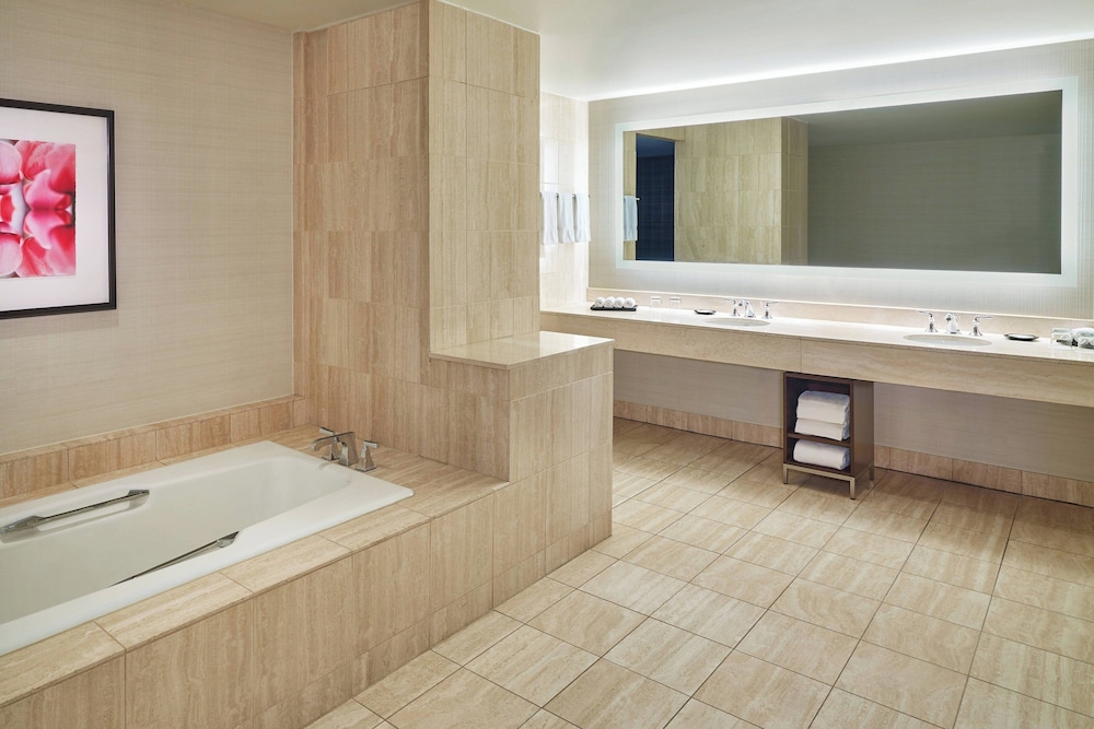Deluxe Suite, 1 King Bed (Mobility Accessible, Tub) photo 2
