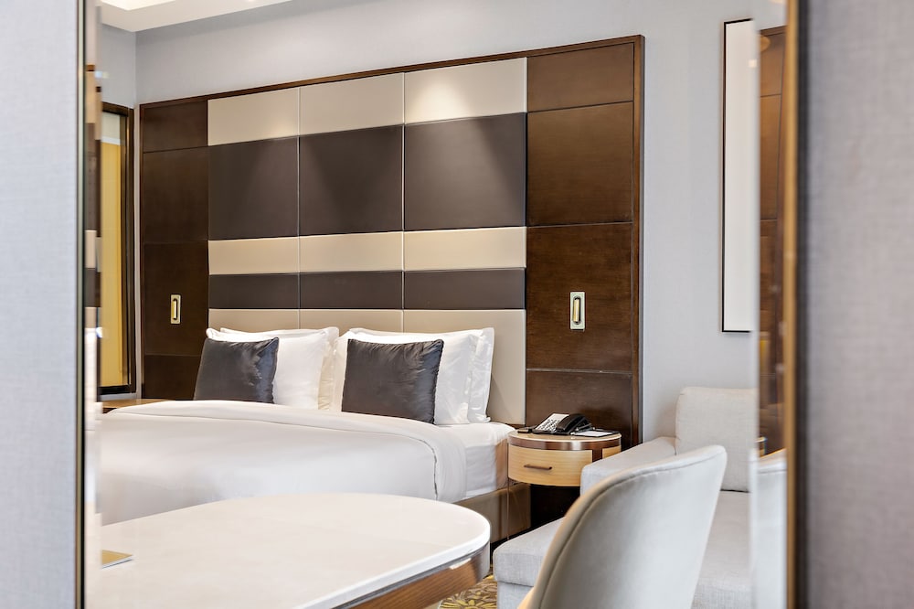 Luxury King Room Balcony with City View and Kitchenette photo 2