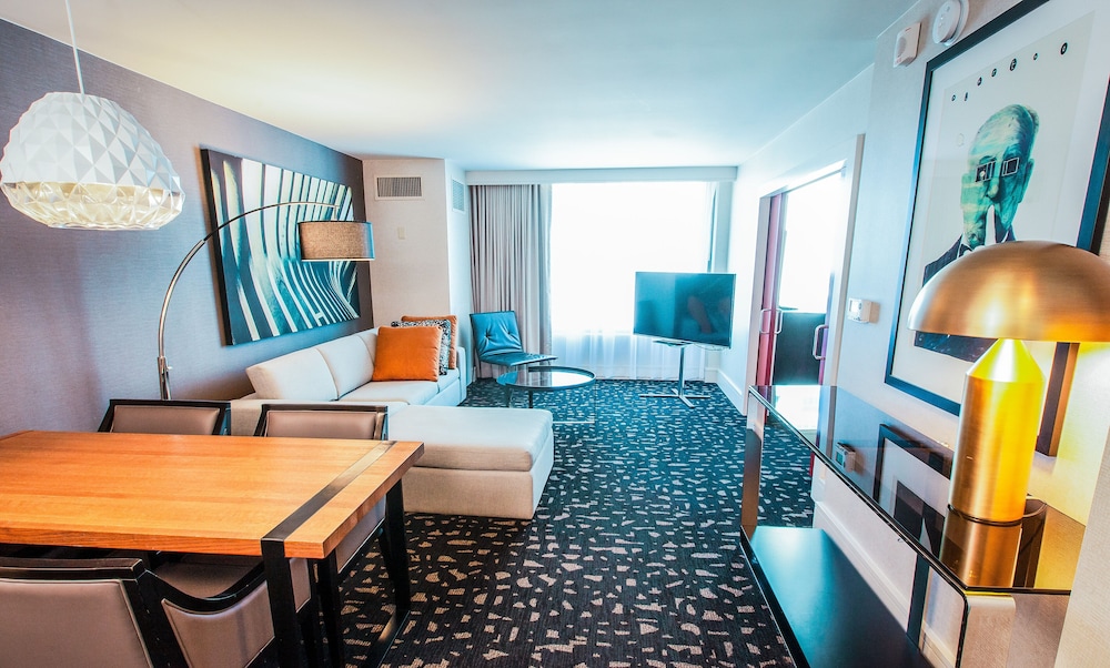 Suite, 1 Bedroom (Living Area, Skyline View) thumbnail 5
