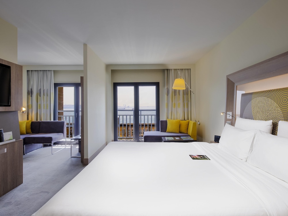 Junior Suite, 1 Queen Bed with Sofa bed