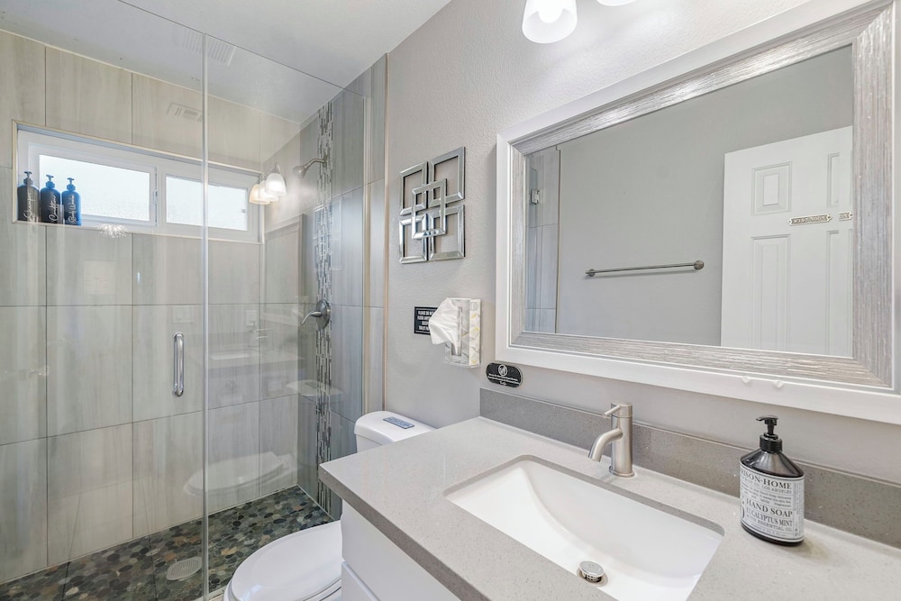 Highly Upgraded 4bd2bath Home With Private Pool, Billede 9