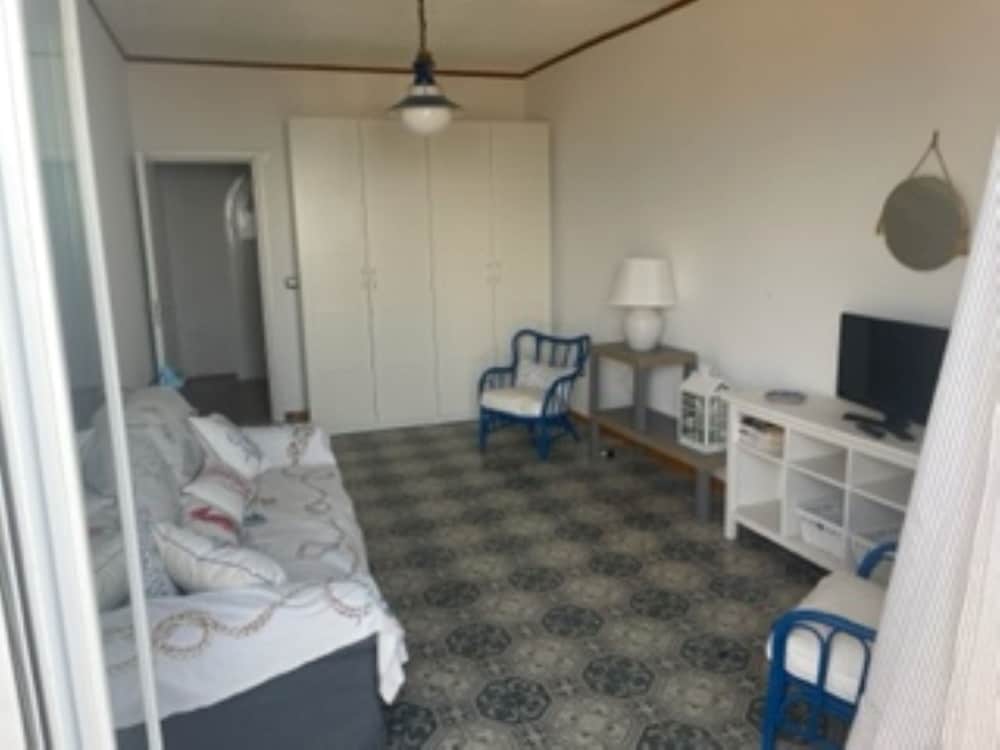 Basic Apartment photo 3