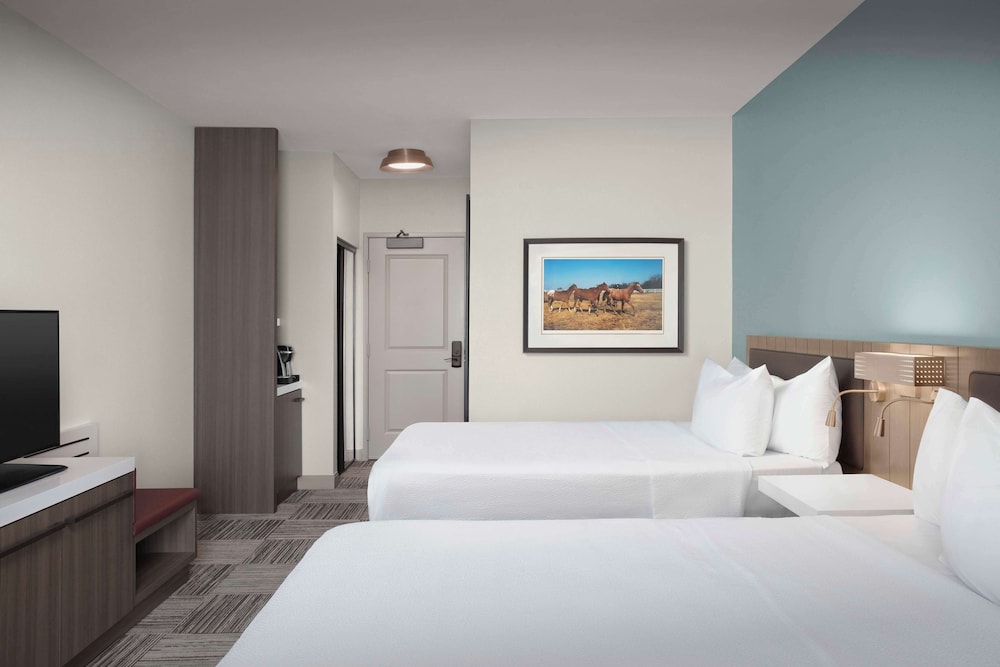 Room, 2 Queen Beds, Non Smoking (Drinks-Snacks) - Photo 5
