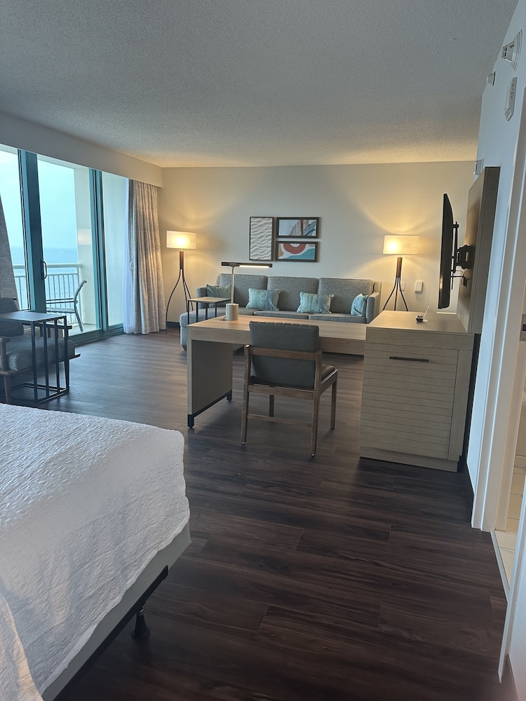 Oceanfront, 1 King Bed Suite, 1 Sofa Bed, Accessible, Bathtub, 9th Floor - Photo 4