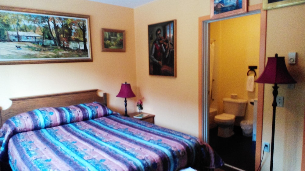 Classic Room, 1 Queen Bed photo 3