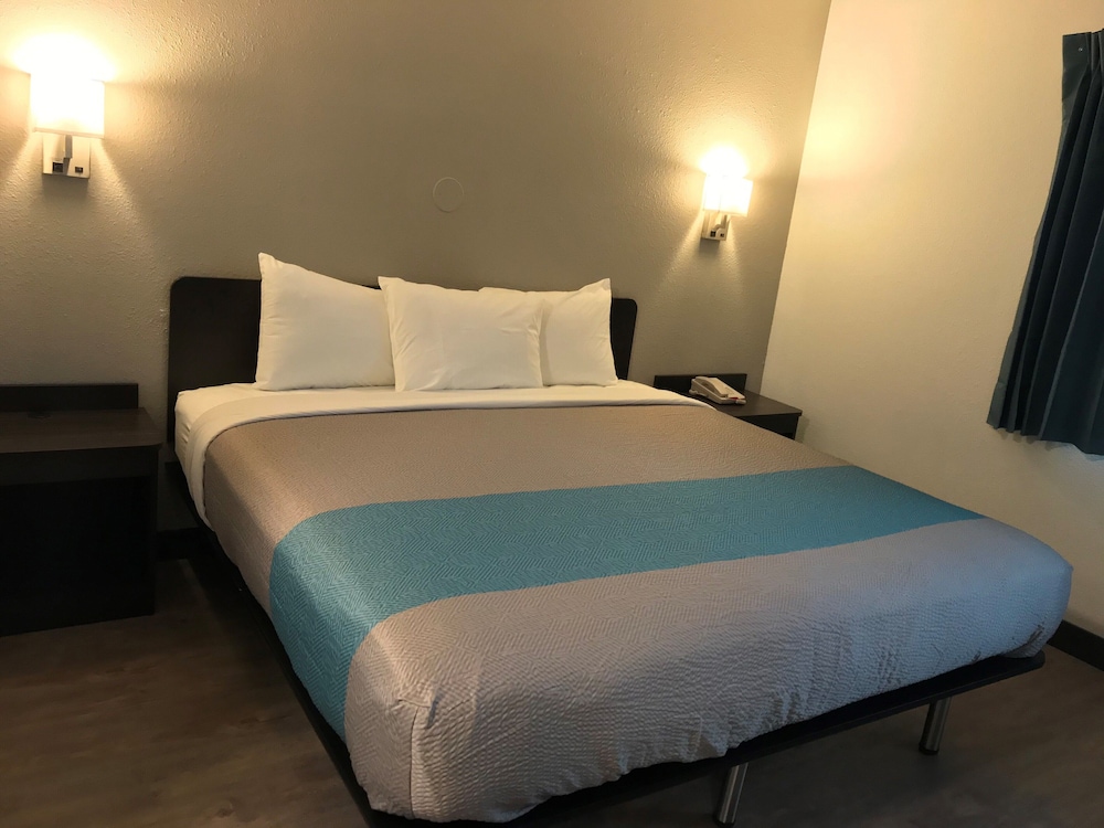 Deluxe Room, 1 King Bed, Non Smoking, Refrigerator photo 2