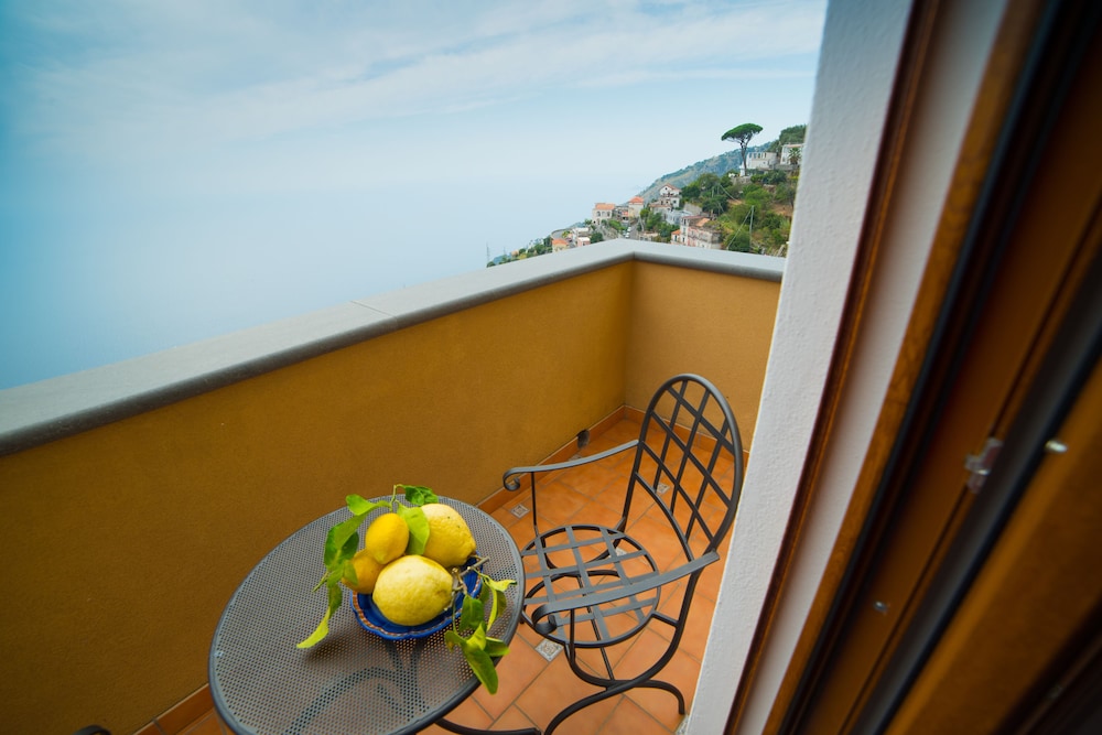 Double Room, 1 Queen Bed, Sea View (Tronto 2) photo 3
