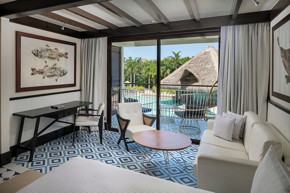 Junior Suite El Beso Pool View