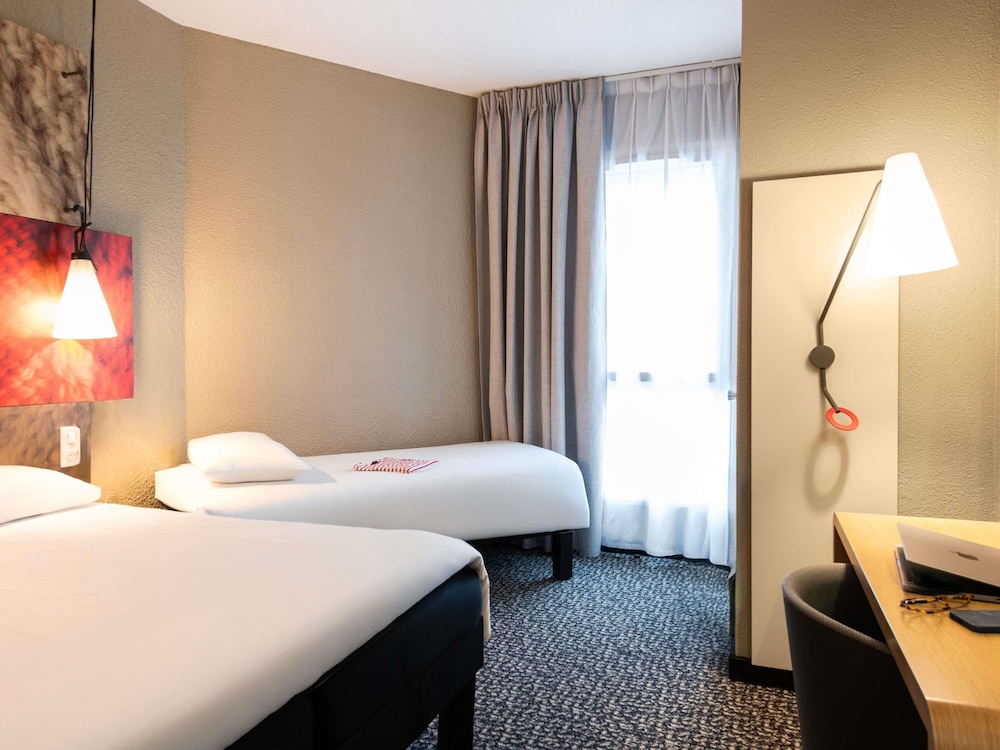 Standard Room, Multiple Beds - Photo 12