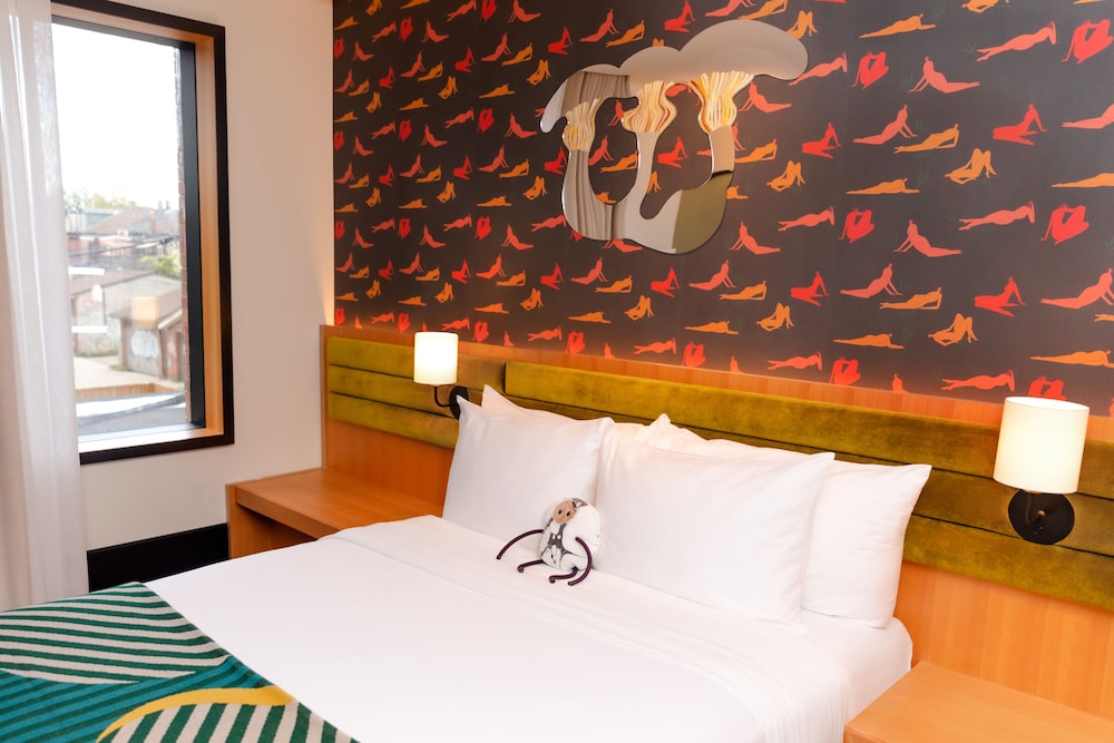 Queen Room with One Queen Bed (Non Smoking)