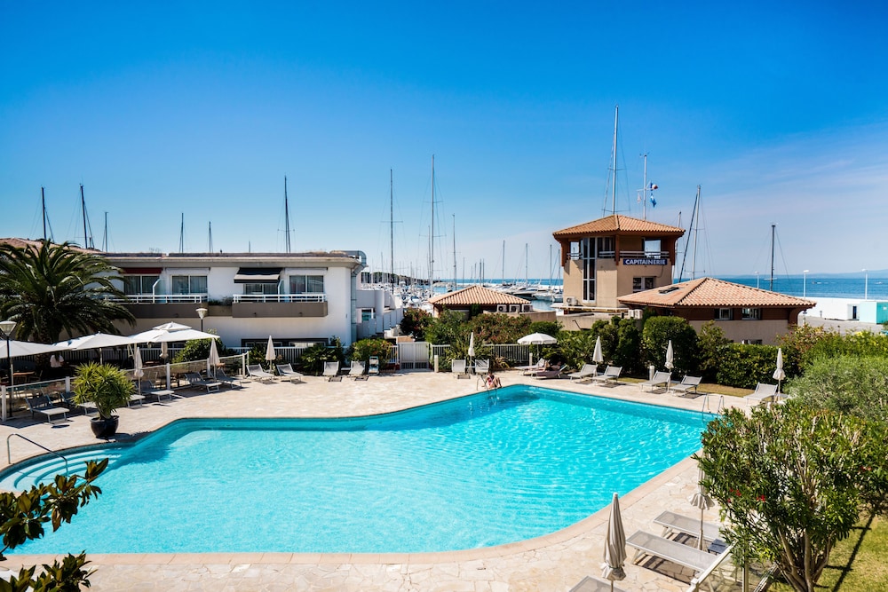 Superior Room, 1 Queen Bed, Sea View, Poolside - Photo 9