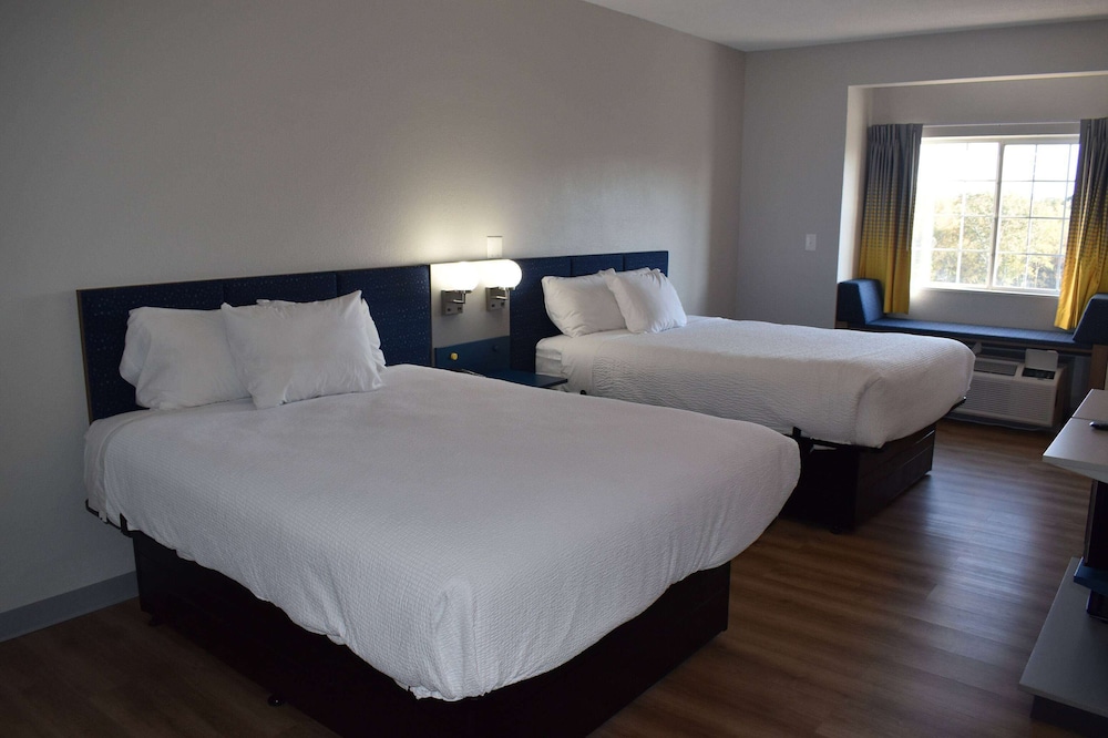 Standard Room, 2 Queen Beds, Non Smoking - Photo 5