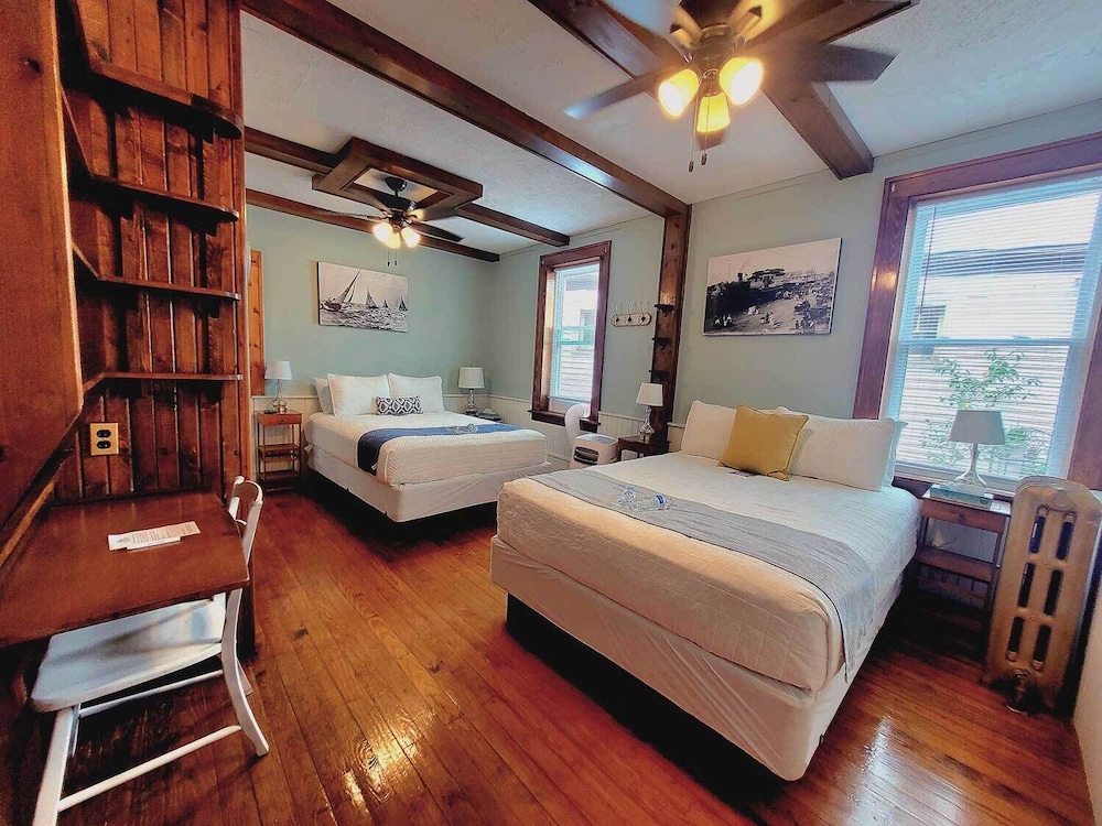 Quadruple Room, 2 Queen Beds