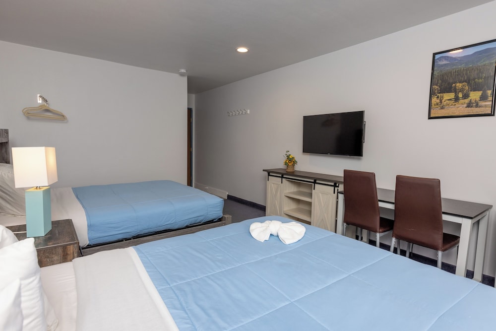 Comfort Room, 2 Queen Beds, Non Smoking photo 2