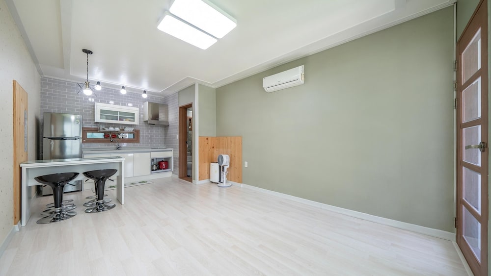 Basic Room, 1 Bedroom (F3) - Photo 4