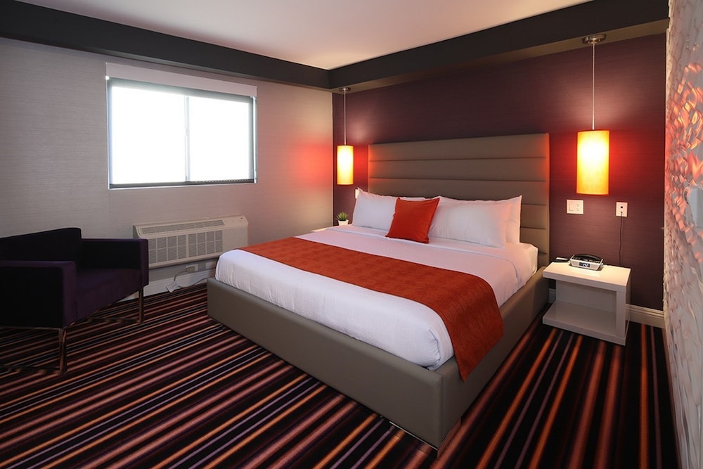 Deluxe Room, 1 King Bed photo 3