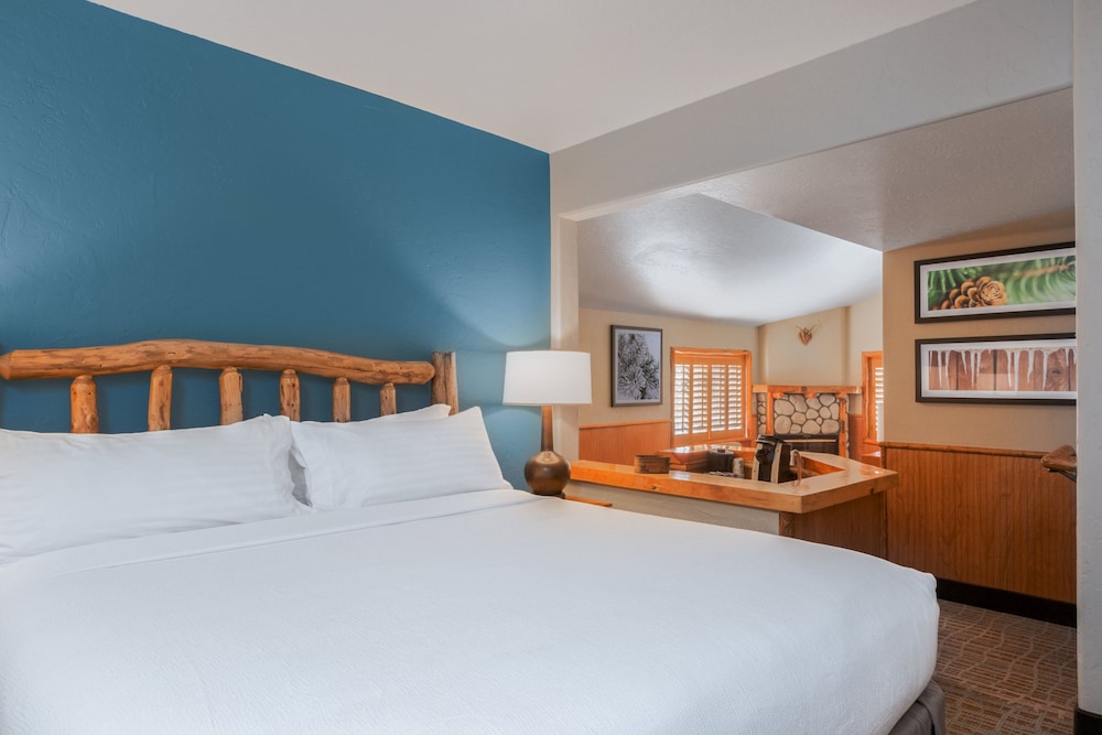 Suite, 1 King Bed, Balcony, Courtyard View photo 3