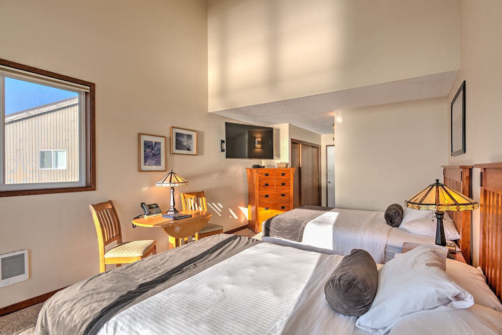 Room, 2 Queen Beds, Forest View photo 1
