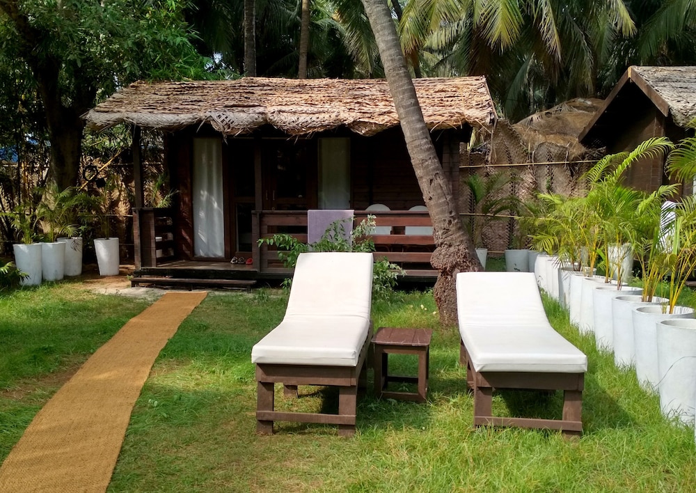 Deluxe Bungalow, 1 King Bed, Garden View, Garden Area photo 3