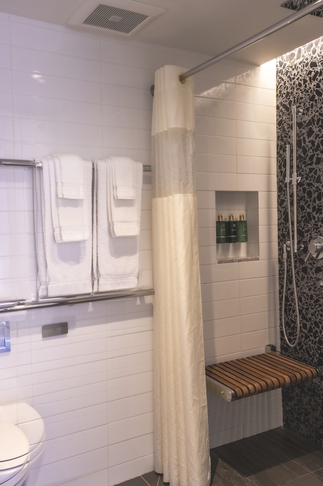Superior Room, 1 Queen Bed, Mobility Accessible