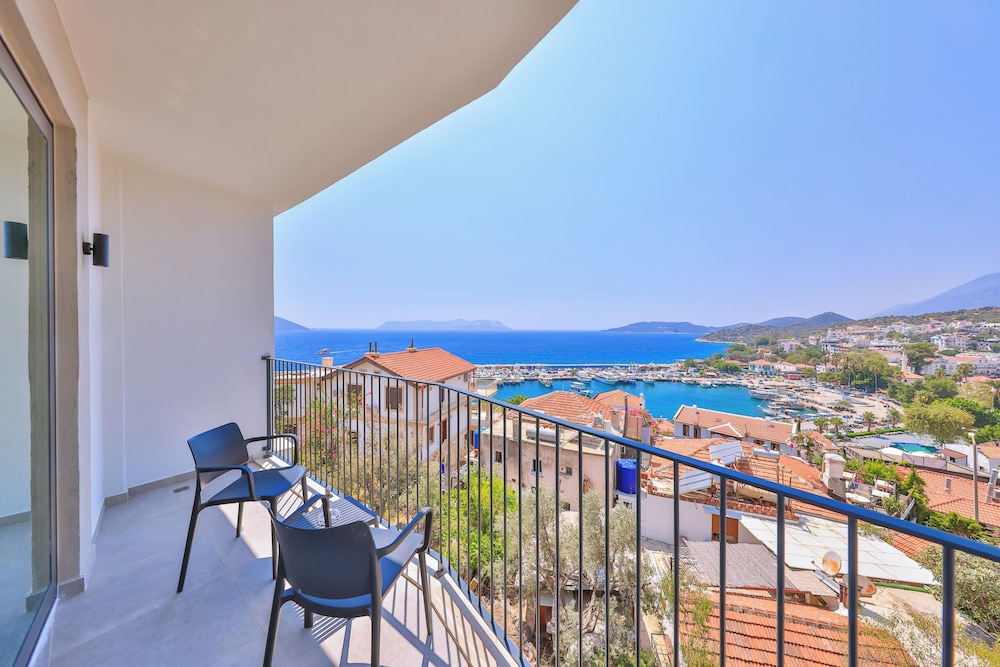 Deluxe Room with Sea View and Jacuzzi - Photo 2
