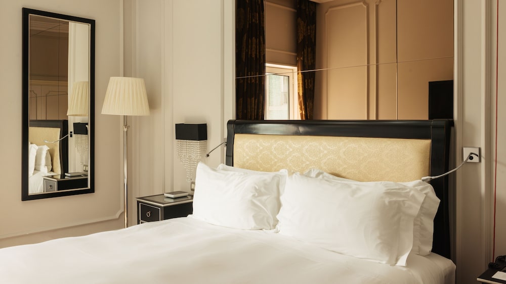Classic Room, 1 King Bed, Accessible - Photo 4