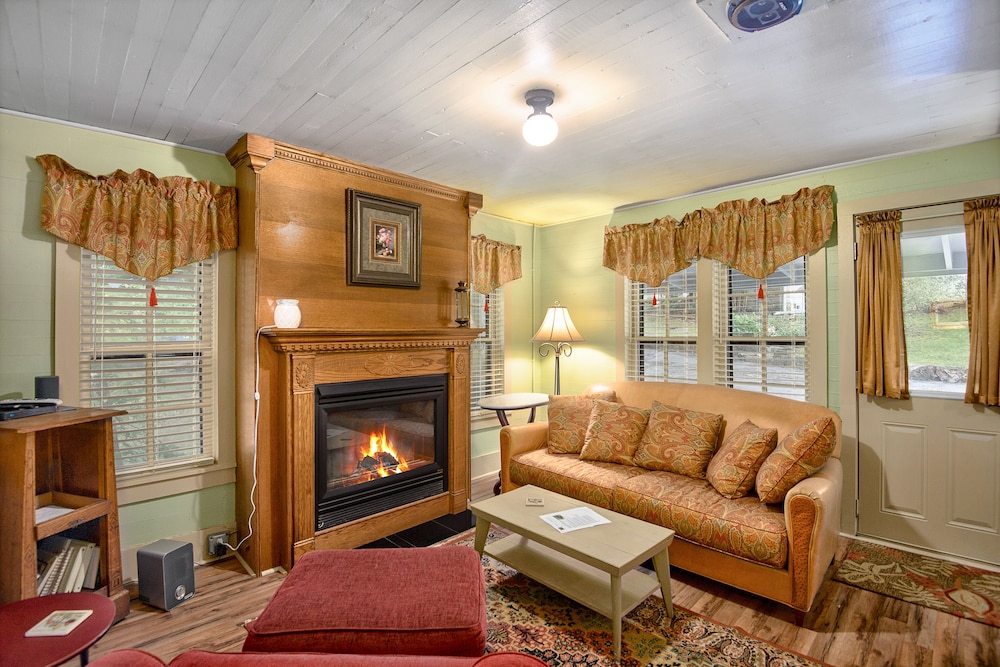 Traditional Cottage, 1 King Bed, Jetted Tub, Mountainside photo 1