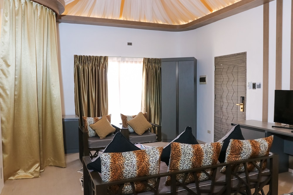 Deluxe King Room - Photo 3